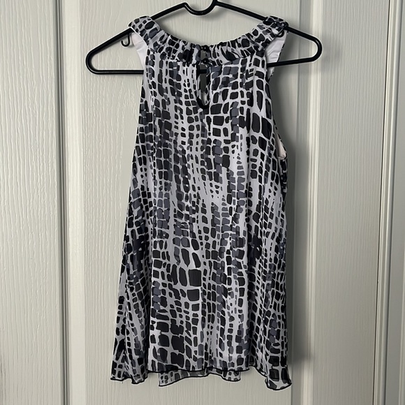 Black, grey, and white tank with flower detail - Picture 3 of 5